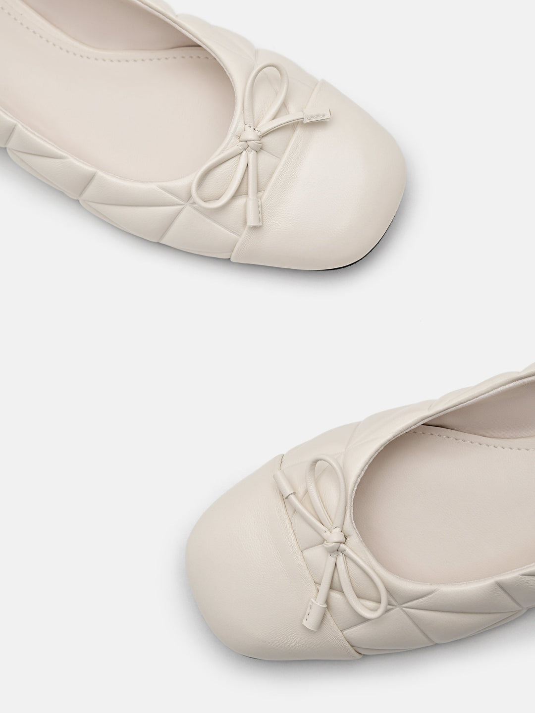 【KHIHO】BOUCLE BALLERINA FLAT / 追跡付 KHIHO | BOUCLE BALLERINA FLAT • BEIGE 꾸준히 찾아주시는 기호